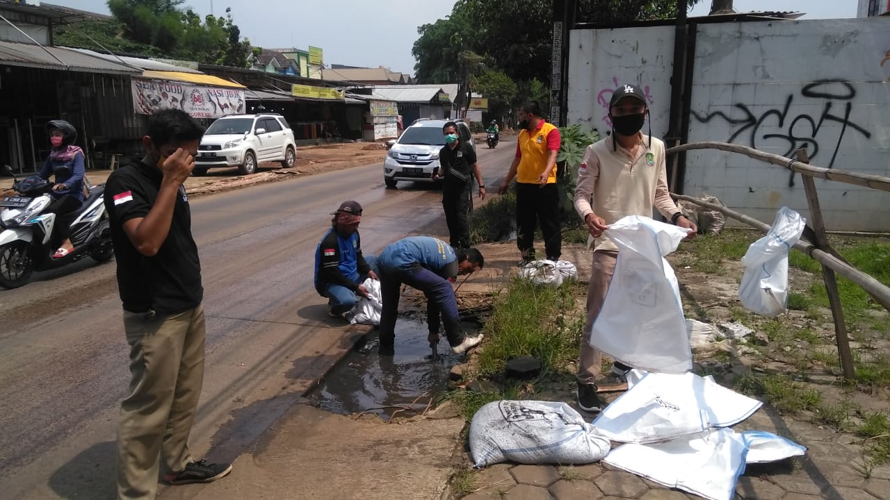 Aparat Gabungan Turun Bersihkan Saluran Air di Dua Titik