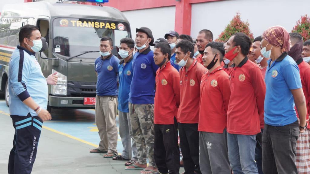 Pegawai Lapas Dan Warga Binaan Gandeng Warga Gotong Royong Bersihkan Jalan