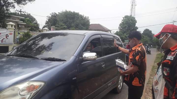 Kite Bekasi Bersama PAC Cikarang Barat Bagikan Masker Kepada Pengendara