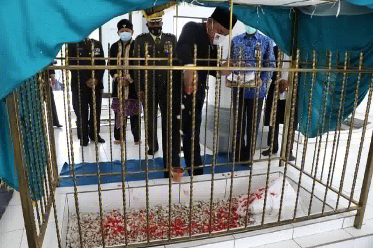 Wakil Bupati Tangerang H Mad Romli Tabur Bunga Mengenang Jasa Para Pahlawan 