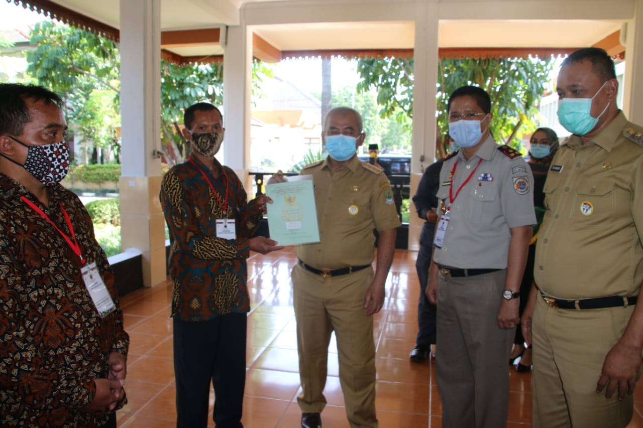 Walikota dan Kepala BPN Bagikan 2000 Sertifikat PTSL Pondok Gede Secara Simbolis