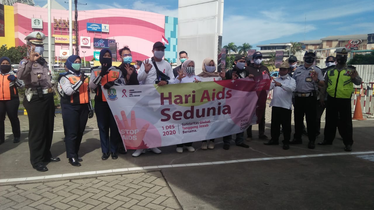 Peringati Hari AIDS Sedunia, KPA dan Forum Penggiat Kesehatan Kota Bekasi Lakukan Aksi Simpatik di jalan