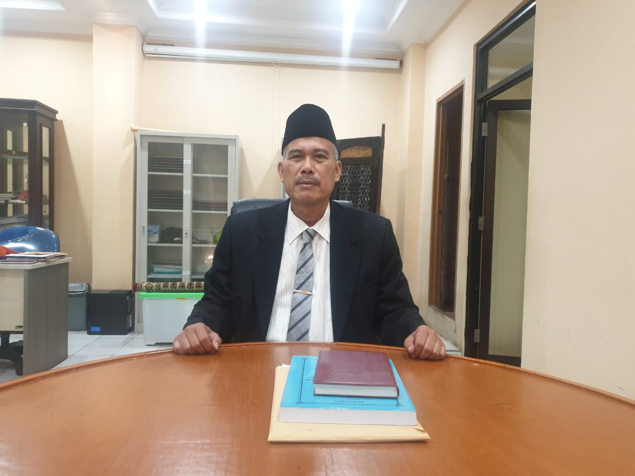 Wali Kota Bekasi melantik Uu Saeful Mikdar menjadi Staff Ahli Bidang ekonomi, Pembangunan dan Kemasyarakatan beserta pejabat lainnya.