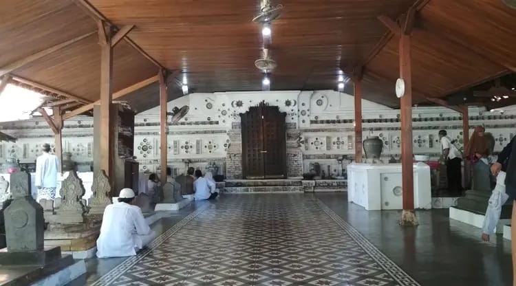 Sunan Gunung Jati Cirebon. Napak Tilas Jejak Wali Songo (Edisi Bersambung)