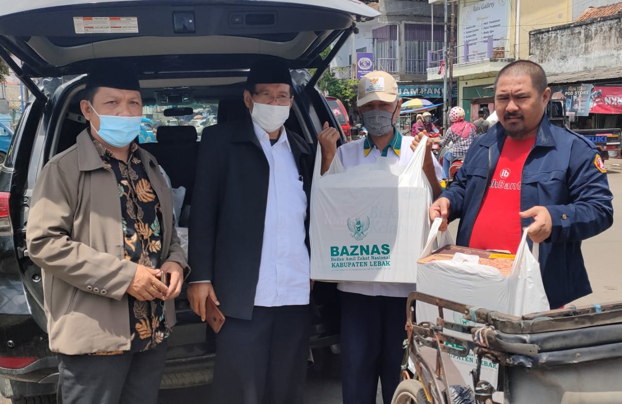 Warga Terdampak Banjir Kp. Sukamaju Dapat Bantuan Beras dan Mie dari Baznas Lebak