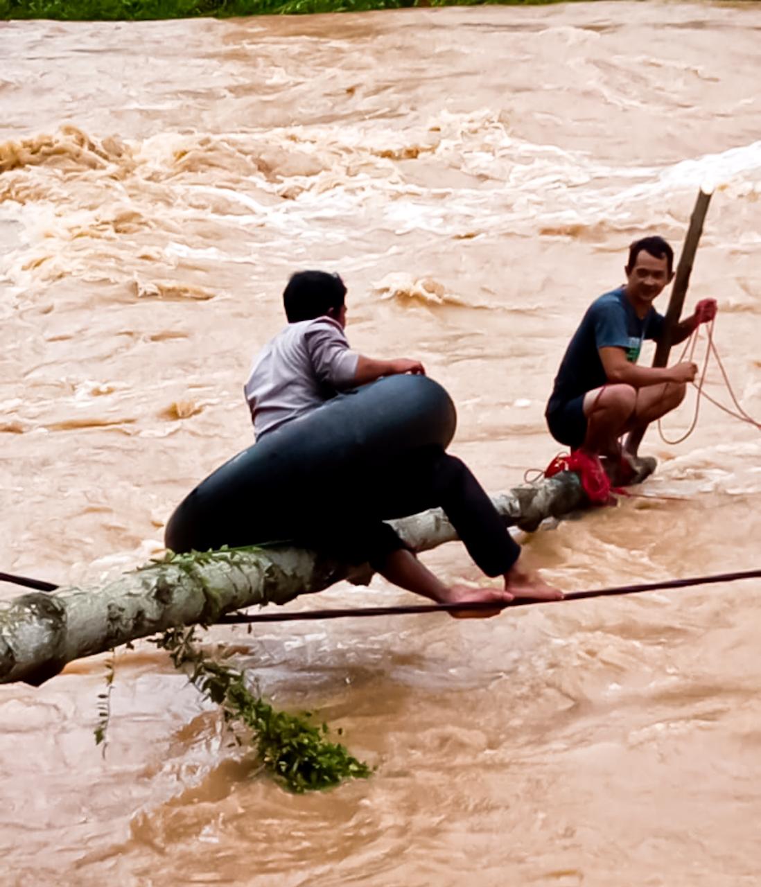 Demi Warga Anggota Polsek Sobang Rela Lakukan Ini