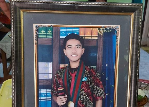 Ibu Korban Mutilasi Menagis Histeris : Pak Putrane Kepriwe