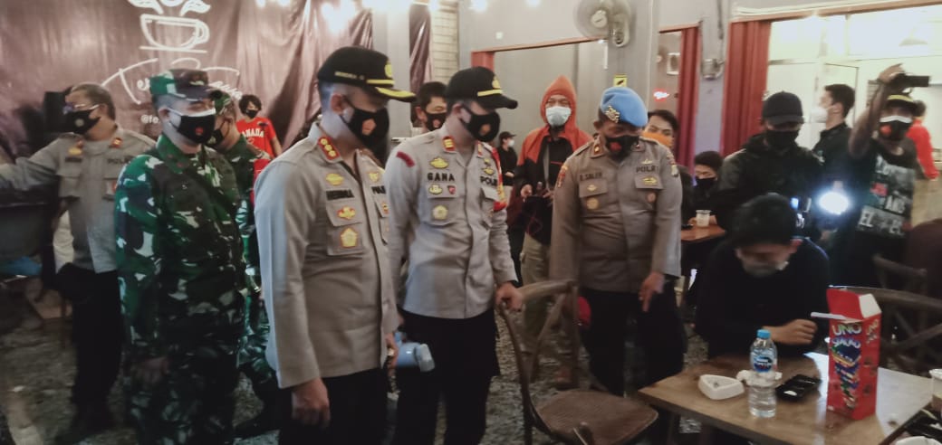 Polres Metro Bekasi Lakukan Patroli Skala Besar, Bubarkan Warga Yang Berkerumun