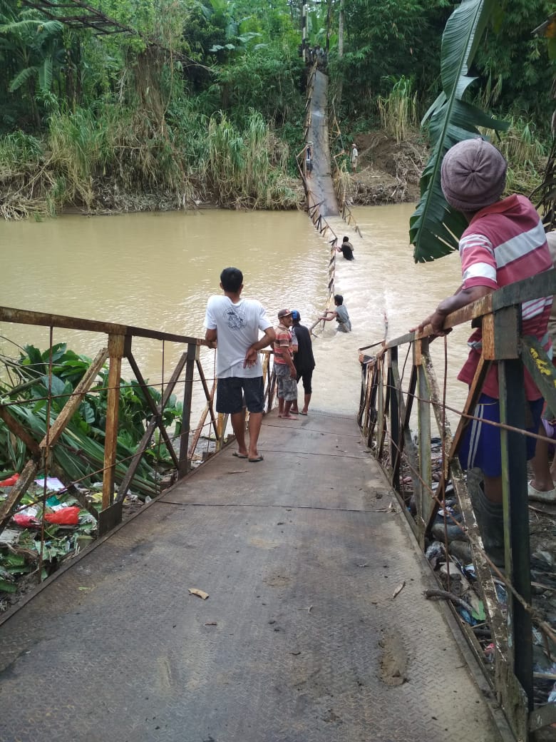 Debit Air Deras, Jembatan Di Desa Parungkujang Ambruk