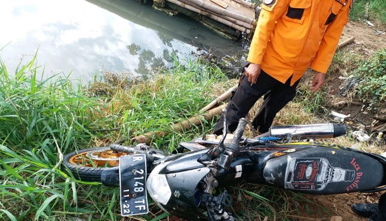 Gak Fokus Jalanan, Pengendara Motor Masuk Tol. Putar Balih Ehh Mati Kecebur Kali Bekasi