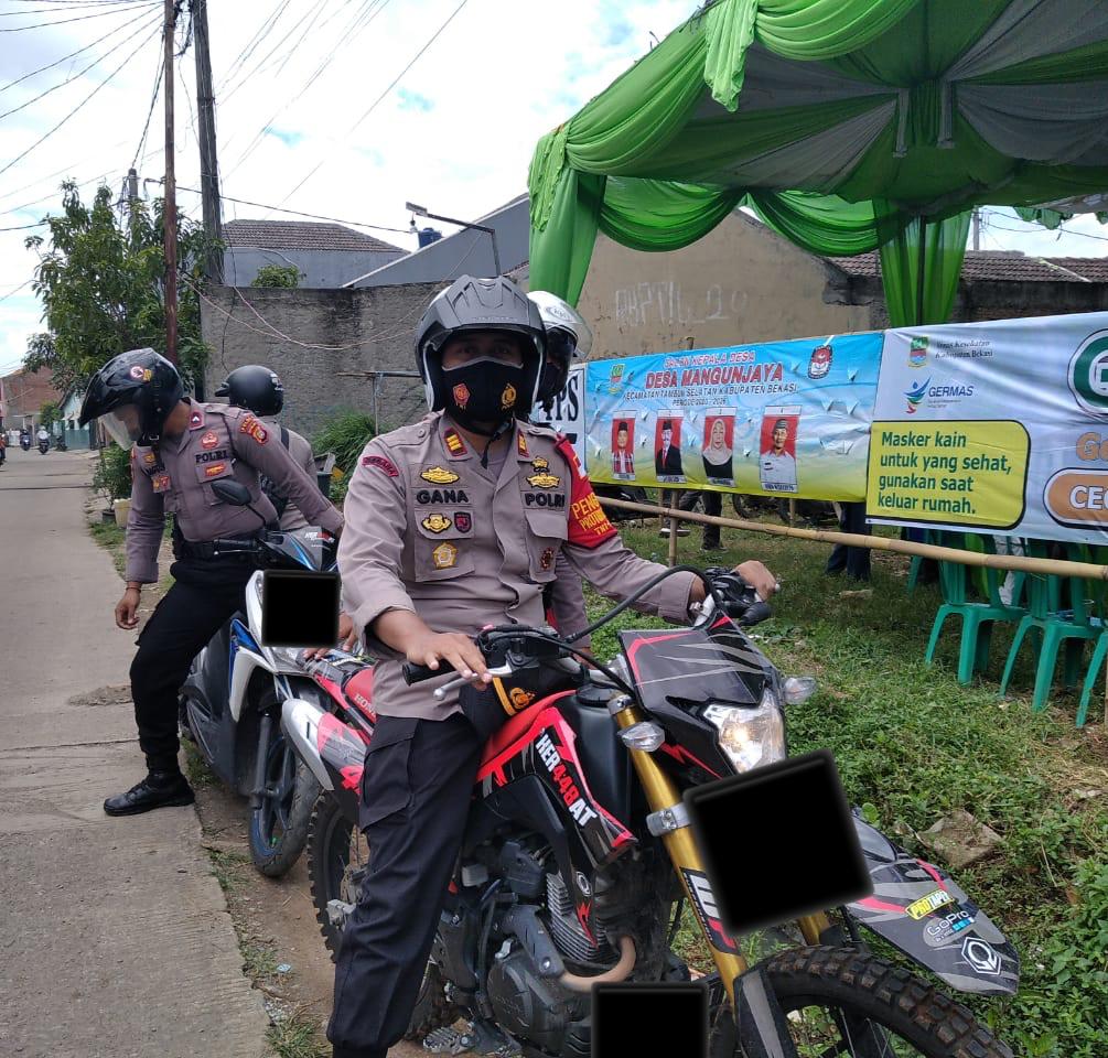 Menjaga Situasi Keamanan Pilkades Polsek Tambun dengan R2 Sigap Mengecek Setiap TPS