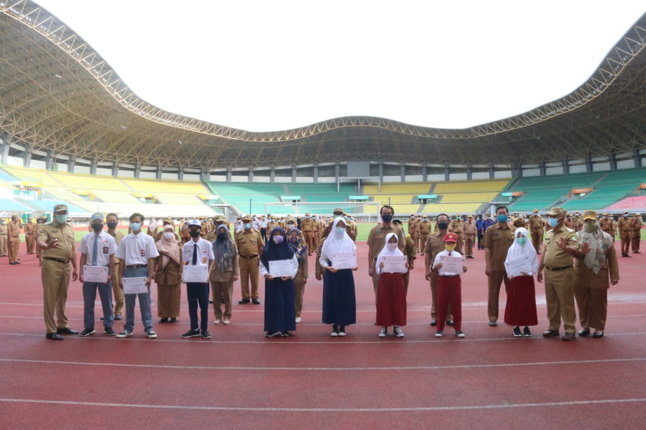 Penyerahan Rangkaian Penghargaan Di Apel Pagi Senin