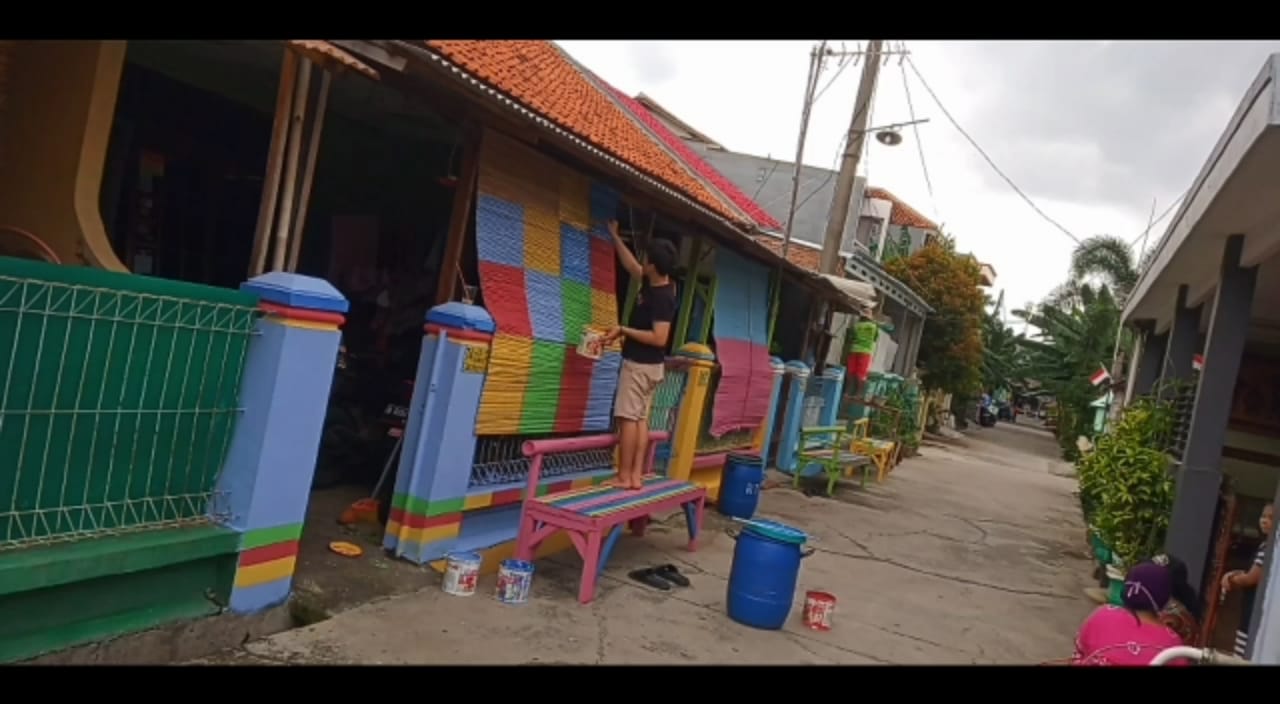 Warga Gondosari Sulap Kampung Jadi Warna Warni