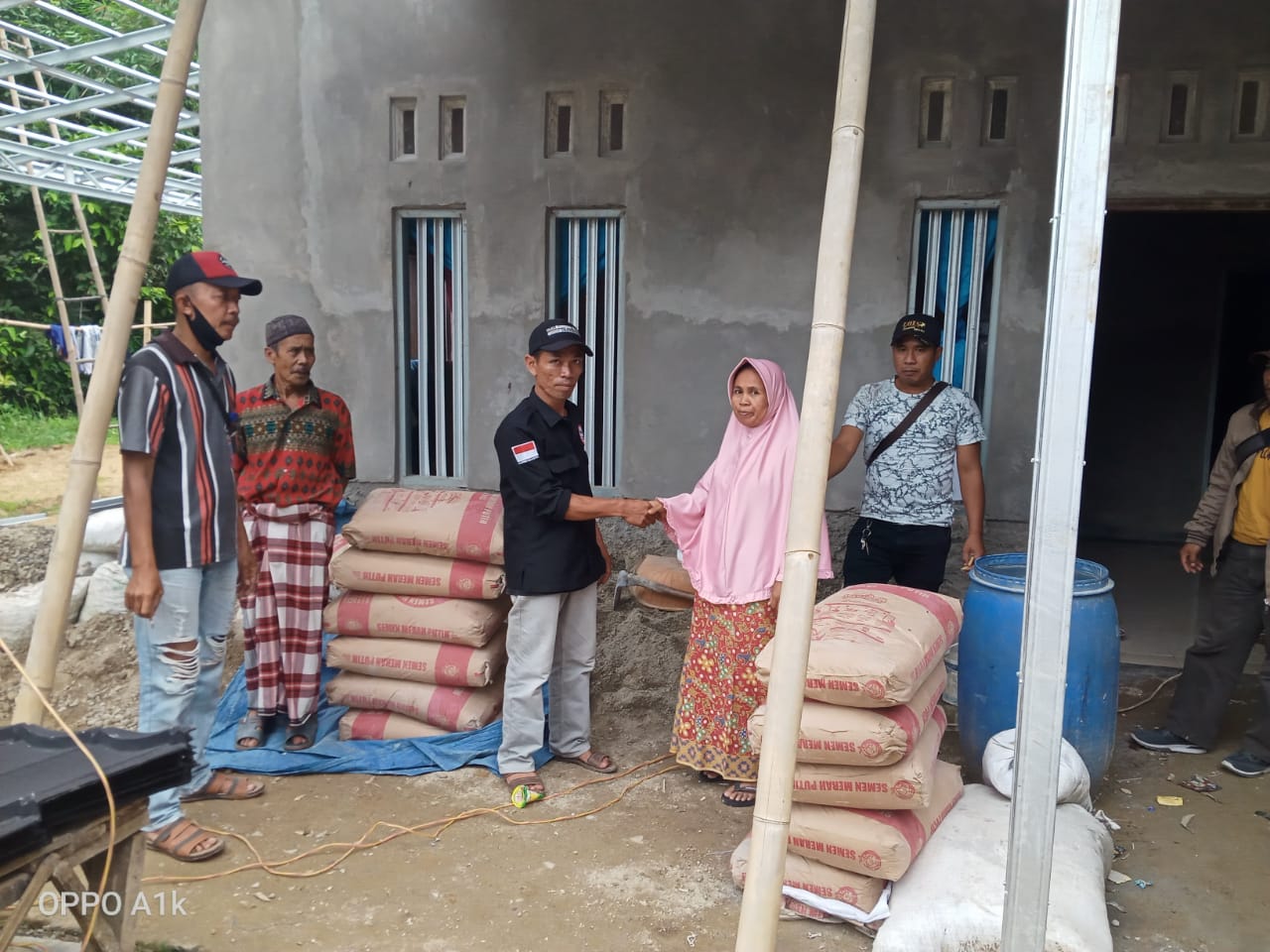 Gerak Cepat, Ormas Jarum Muncang Sumbang Semen Untuk Korban Longsor Muncang