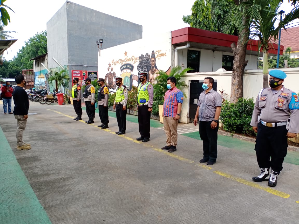 Usai Diresmikan,Tim Pemburu Covid 19 Polres Metro Bekasi Berikan Masker Pada Masyarakat Dan Pelajar Di Cikarang Barat