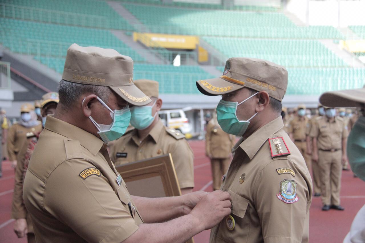 Walikota Bekasi Sematkan Pin WBK ke Dirut RSUD dr. Chasbullah Abdulmajid