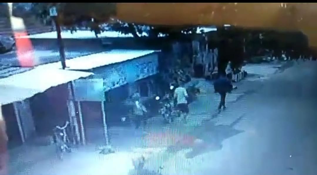 Sambil Membawa Anak,Seorang Ibu Nekat Mencuri Motor Terekam Kemera Cctv