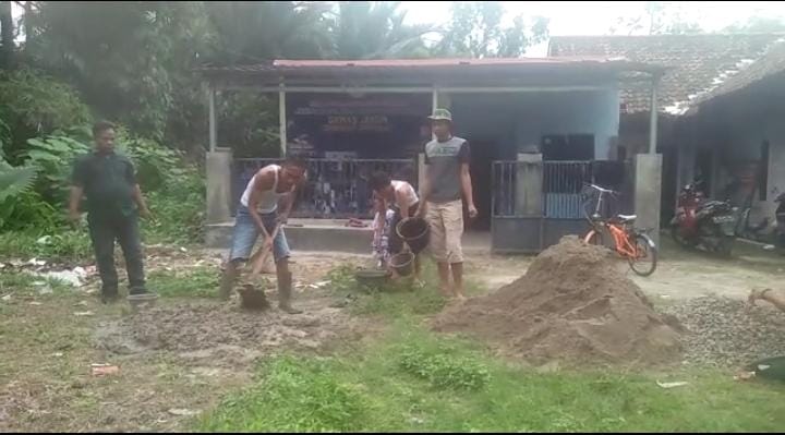 Saling Dukung, Ormas Jarum Cibadak Perbaiki Jalan R Denda Kusuma