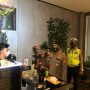 Kasat Lantas Polres Metro Bekasi AKBP Ojo Ruslani Membubarkan Massa Yang Sedang Berkerumun Di Cafe