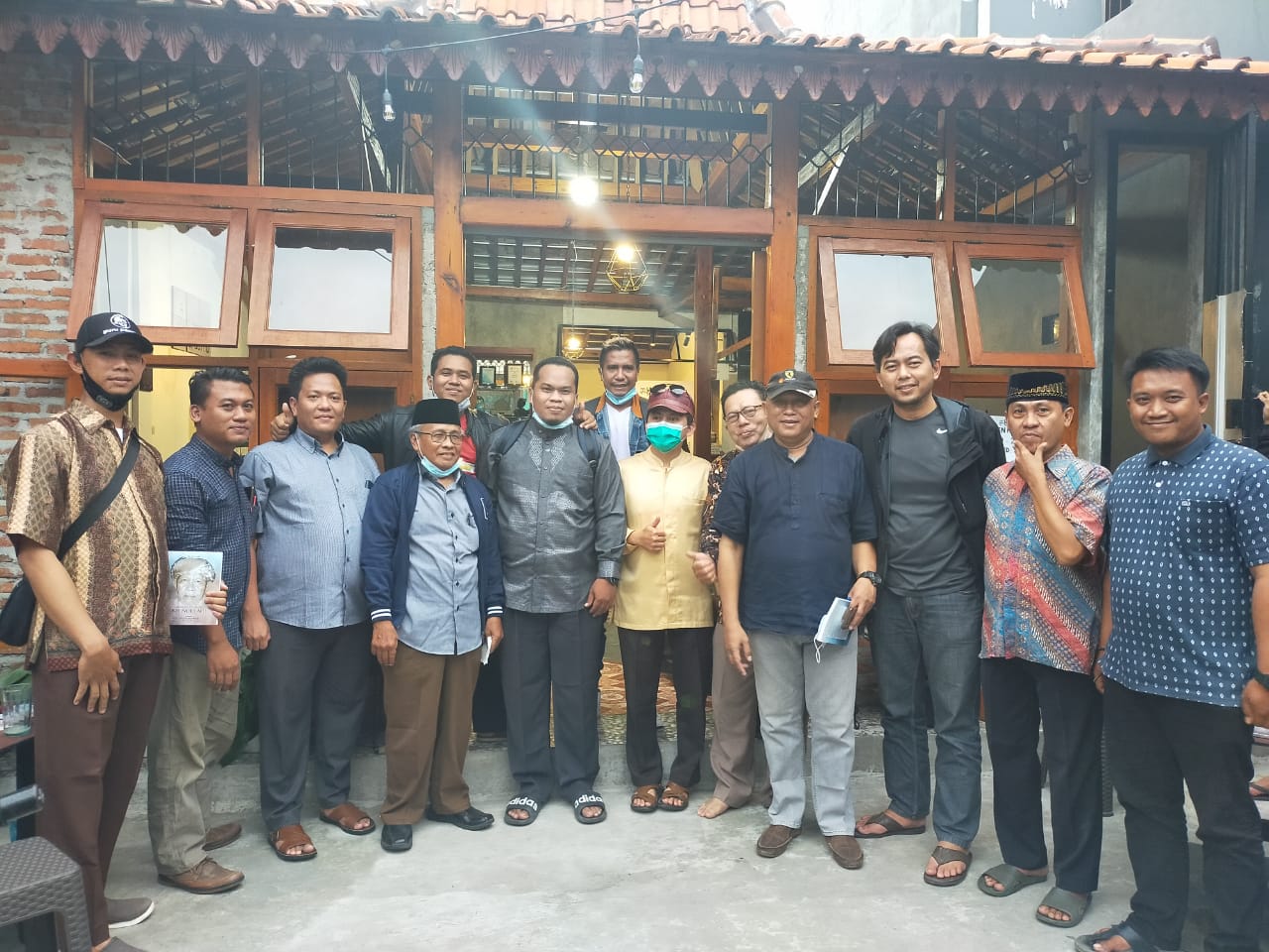 Hangatnya Diskusi Pemikiran Pendidikan KH. Noer Alie di Literacy Coffee