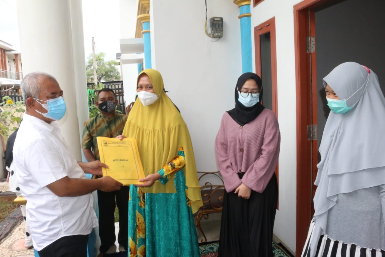 Walikota Serahkan Akte Kematian Almarhum Kapten Didik Gunawan Korban Sriwijaya Air