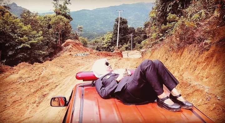 Viral, Gaya Bupati Cantik Tiduran di Kap Mobil