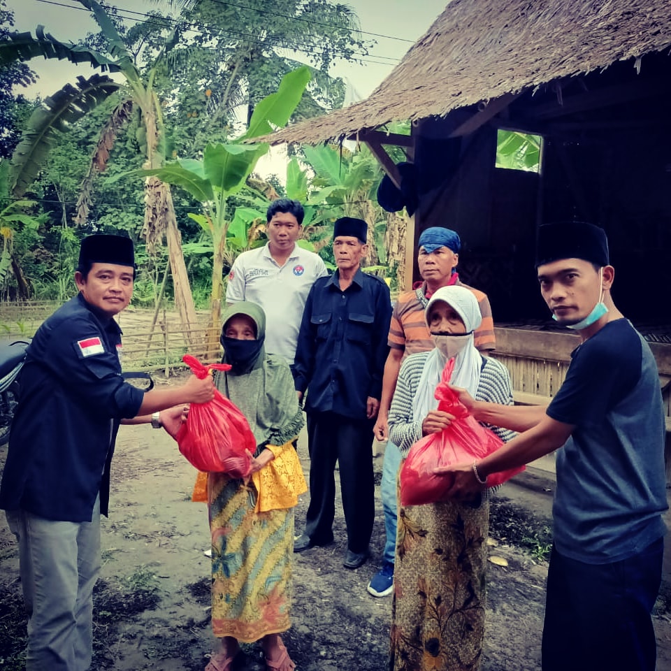 Ditengah Pandemi Covid-19, Ormas Jarum Cikulur Berbagi Sembako