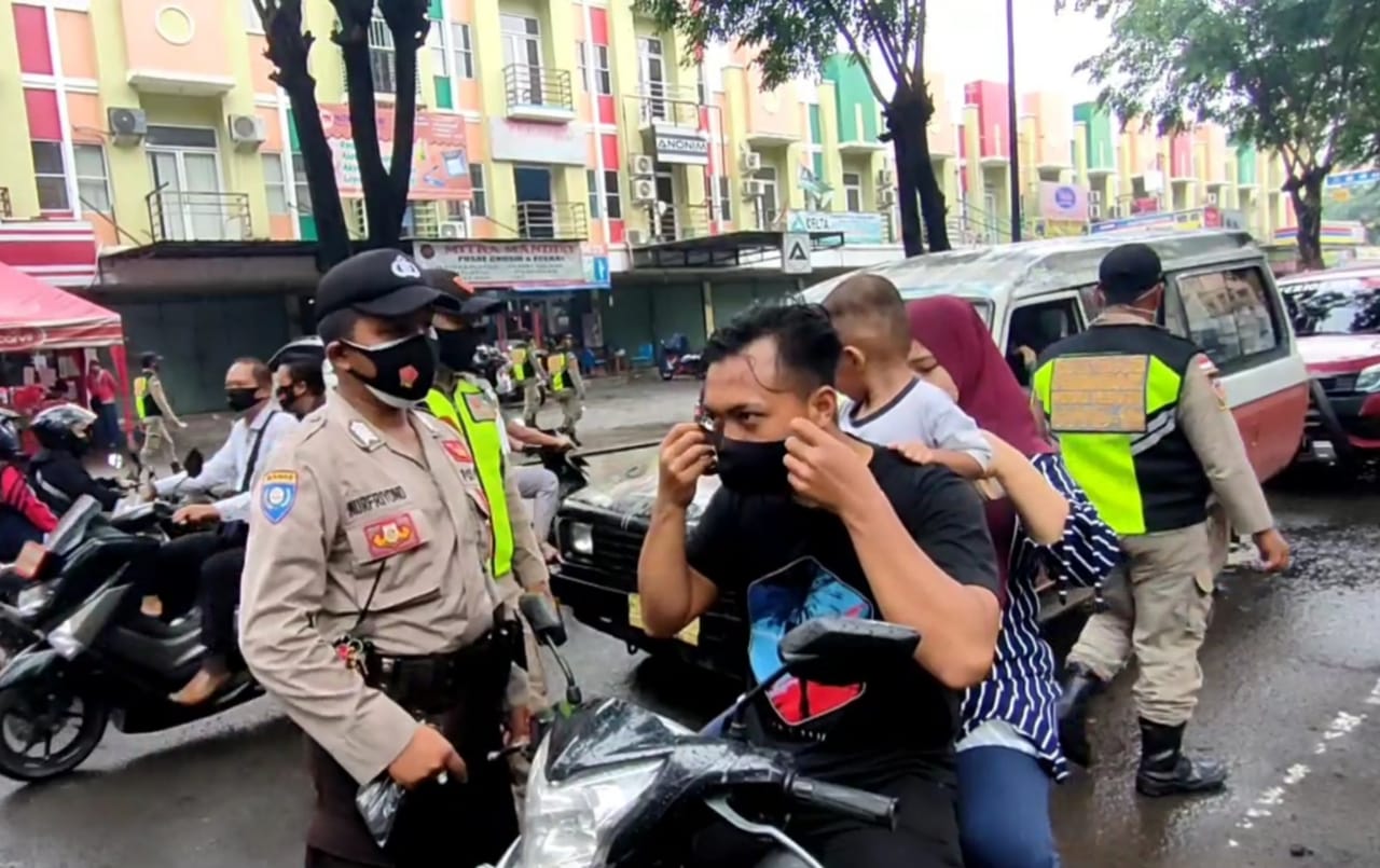 Polsek Cikarang Pusat Polres Metro Bekasi Kampanye Pembagian Masker Serentak