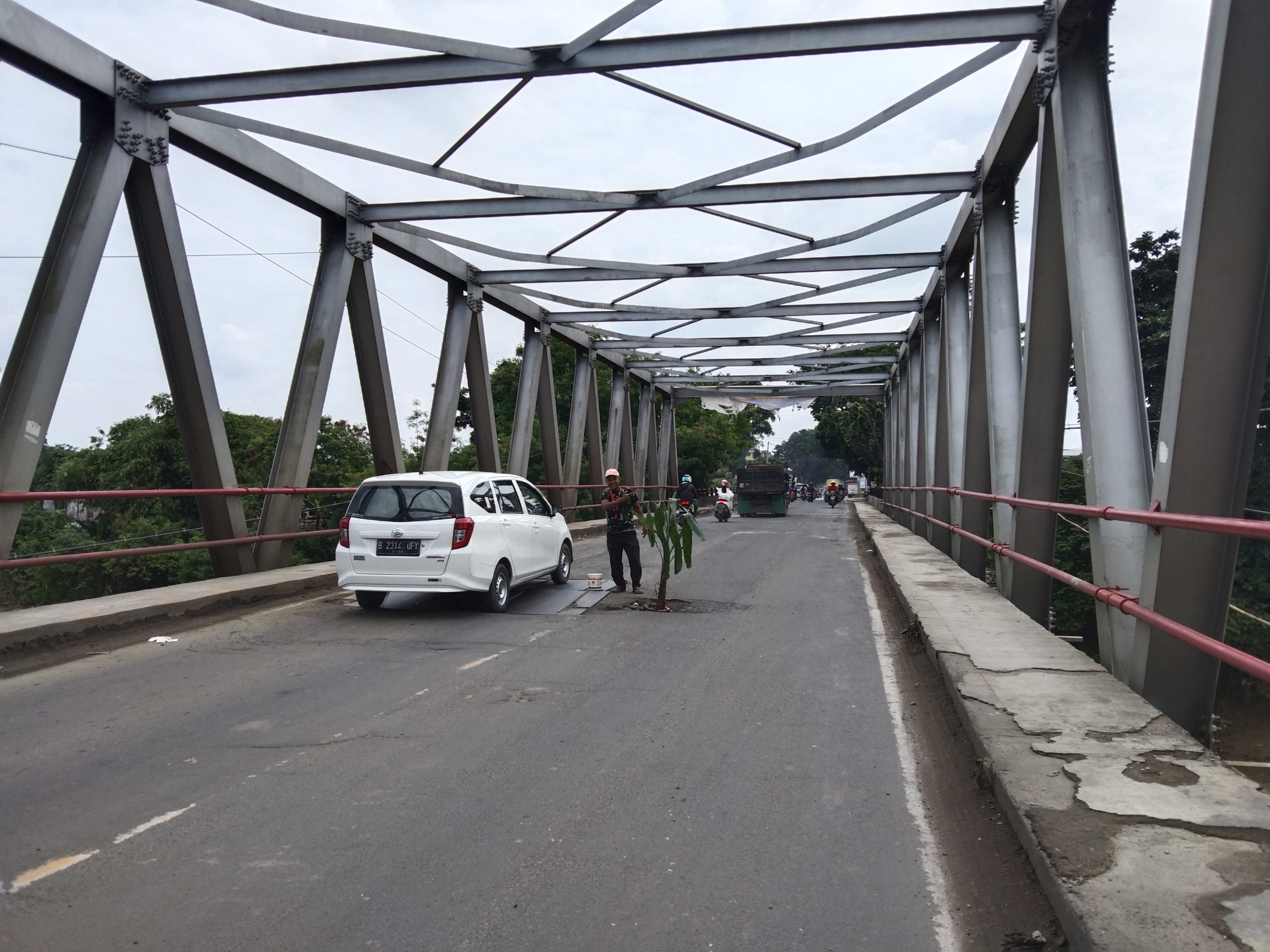 Jembatan Ciujung Rusak Lagi, Warga Tanam Pohon di Tengah Jalan