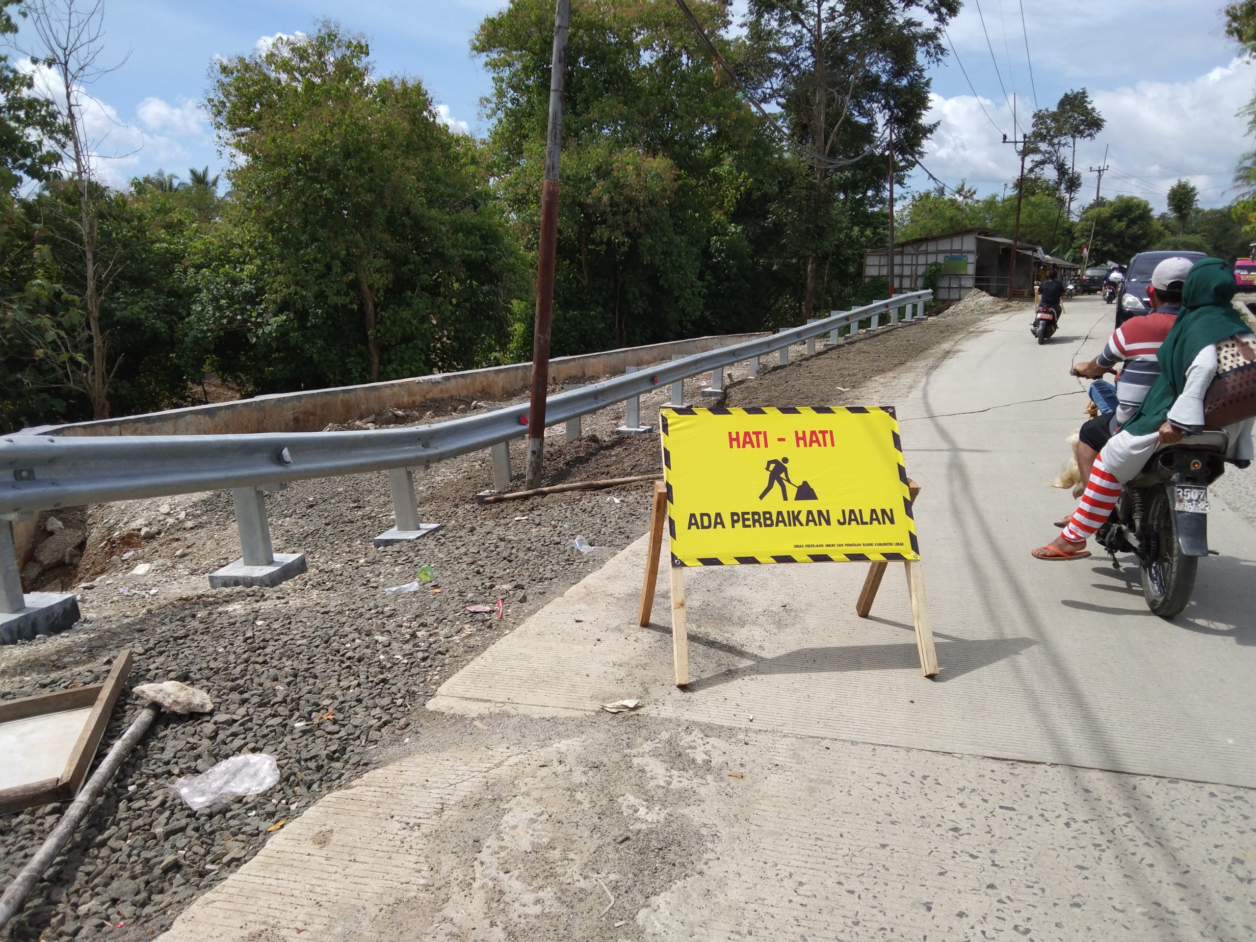 Baru Dibangun Ambrol, Pemborong Jalan Proyek Kaduagung Terancam di Blacklist