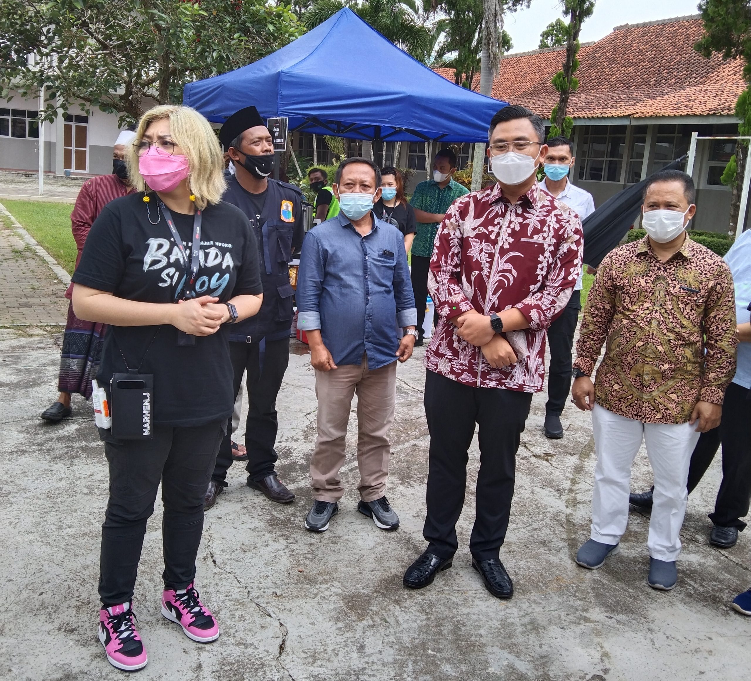 Balada Si Roy Syuting di Banten, Fajar Nugros Dapat Potongan Tumpeng dari Wagub