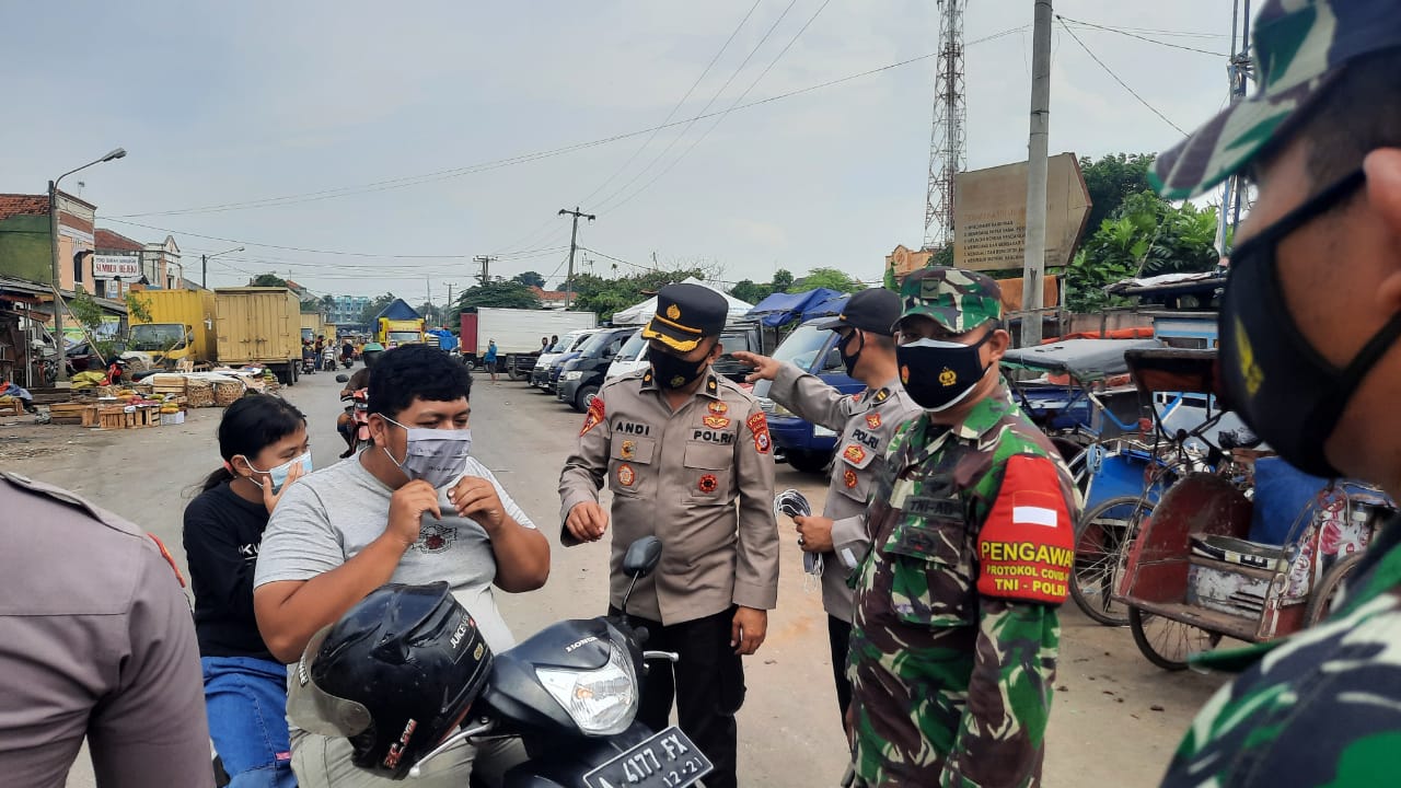 Tekan Covid-19, 5000 Masker di Bagikan Satgas Polda Banten-TNI dan Satpol PP