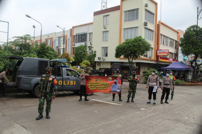 Lagi, Yon D Pelopor Brimob Polda Metro Jaya Bagikan Masker di Area Pasar Kabupaten Bekasi