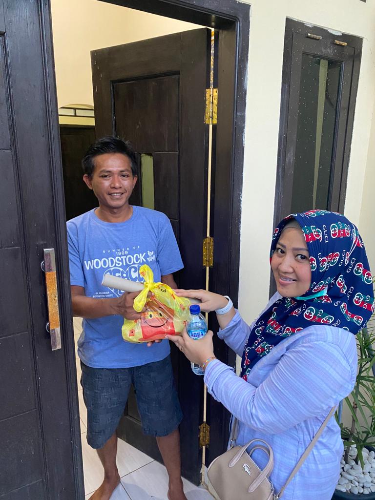 Bantu Warga Terdampak Pandemi di Kaduagung Timur, Wanita ini Bagikan 1500 Paket Beras dan Mie Instan
