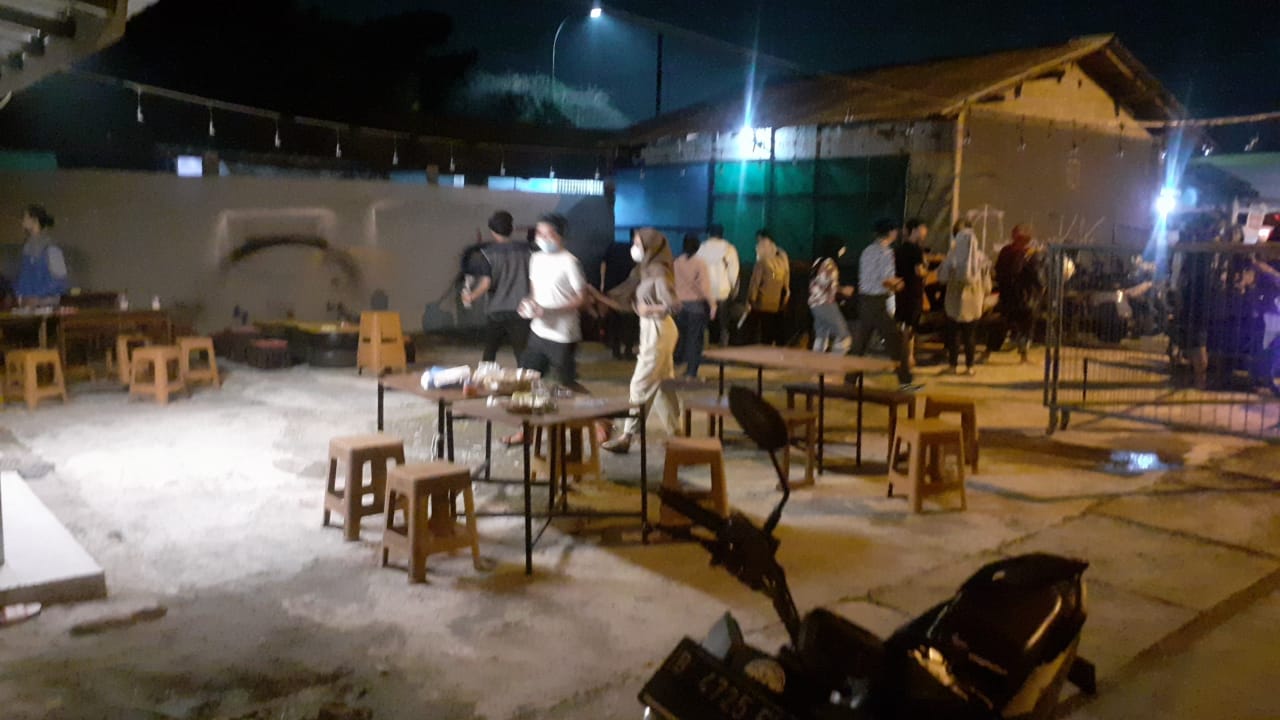 Pengunjung Kafe Bekasi Timur Di Bubarkan Satpol PP