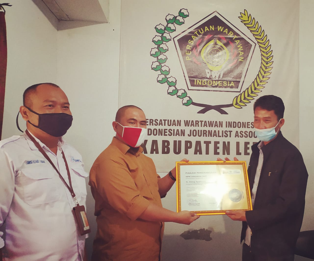 Dekat Dengan Wartawan dan Gigih Perjuangkan Petani, H.Oong Syahroni Dianugrahi HPN award 2021 Lebak