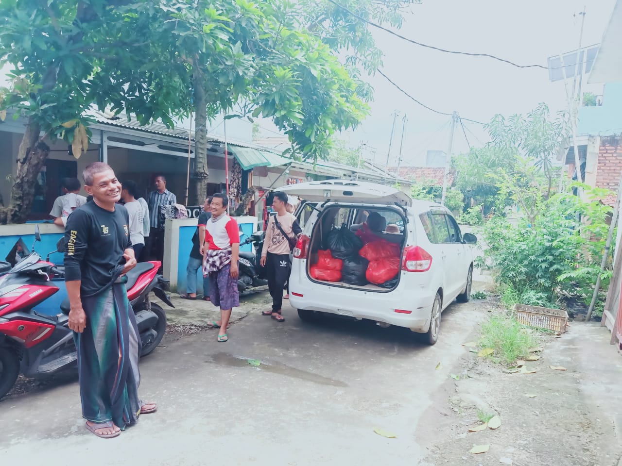 Paguyuban Warga Prumahan Graha Nadia Sukamulya Salurkan Bantuan Nasi Bungkus dan Pakaian Untuk Korban Banjir