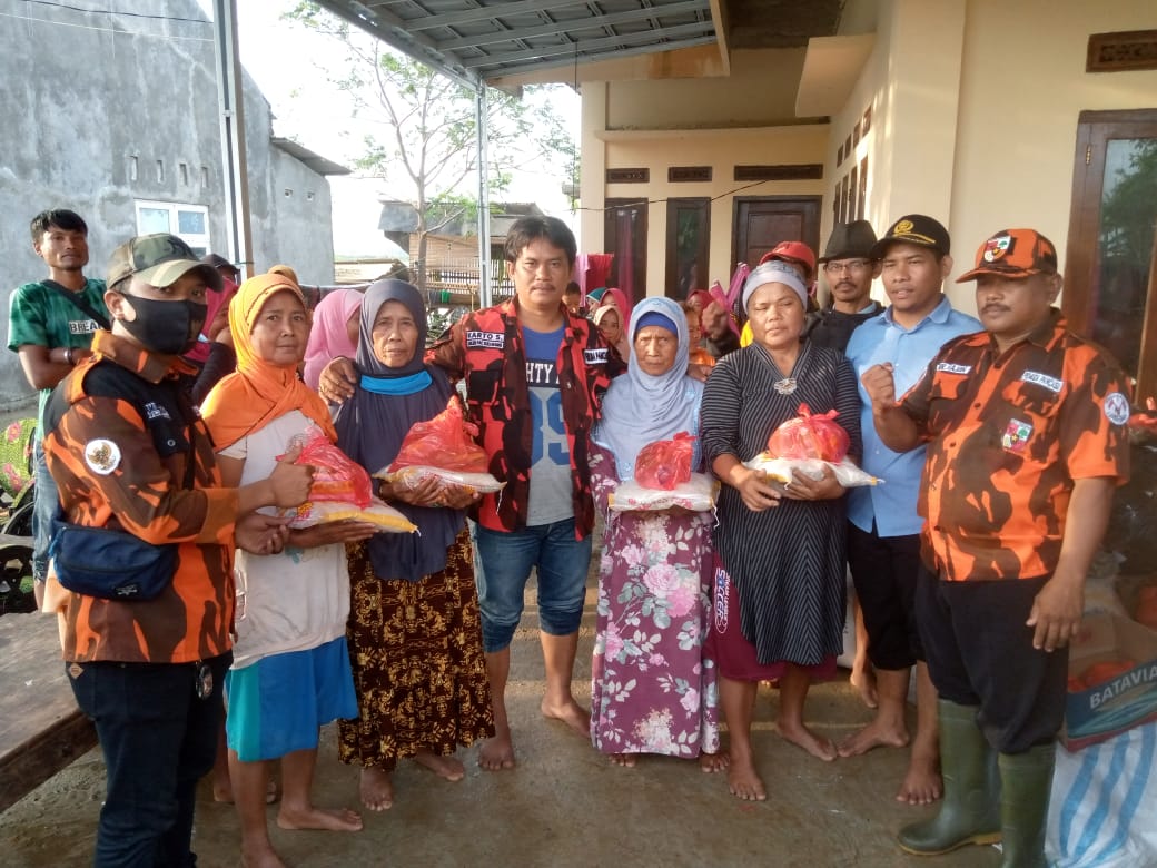 Ormas PP PAC Sukawangi Bagikan Bansos Pada Korban Banjir Di Pantai Harapan Jaya