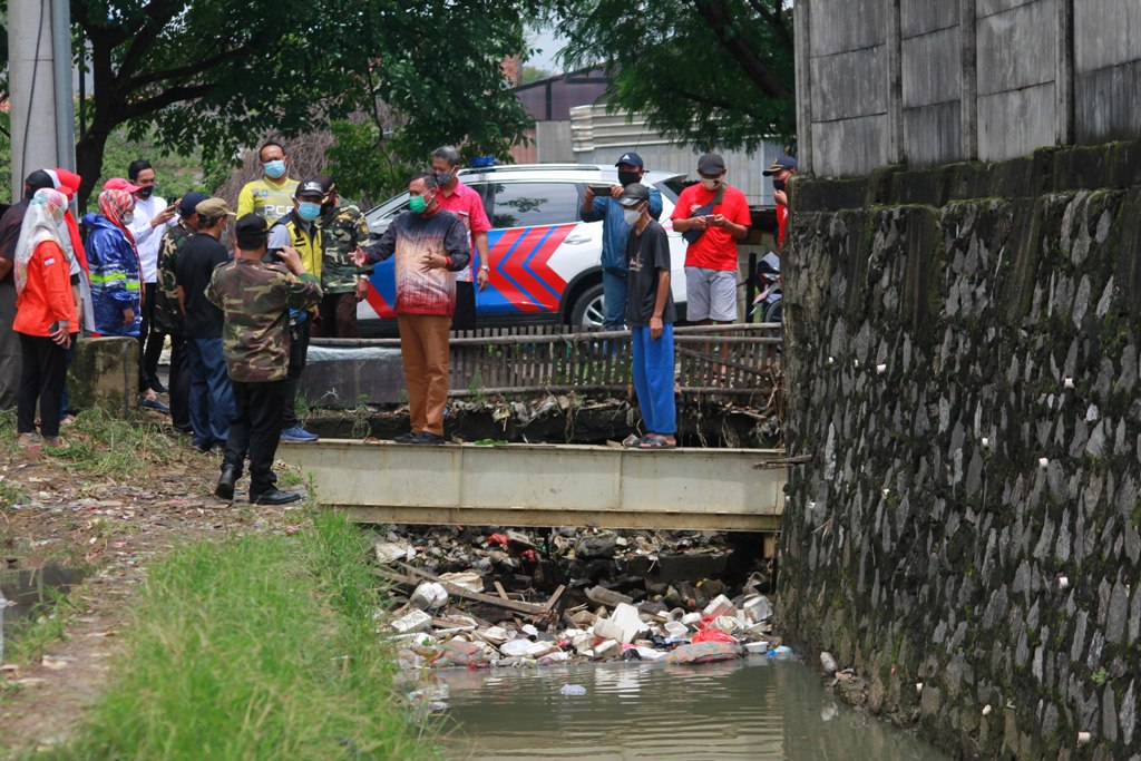Wakil Wali Kota Tinjau Saluran Air Yang Tersumbat Karena Sampah