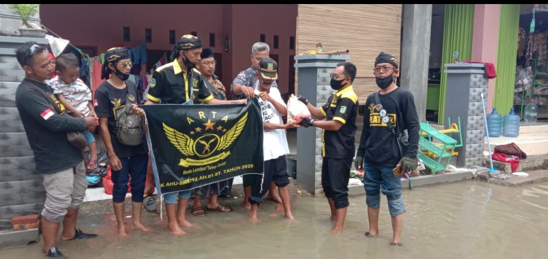 Komunitas ARTA Berikan Sembako Kepada Korban Banjir di Bekasi