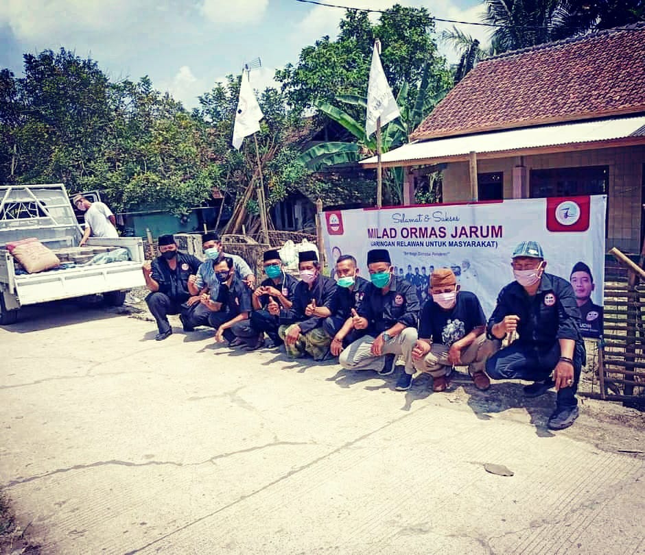 Berbagi Dimasa Pandemi, Milad ke 7 Ormas Jarum Cikulur Sumbangkan Al-Quran dan Pavling Blok