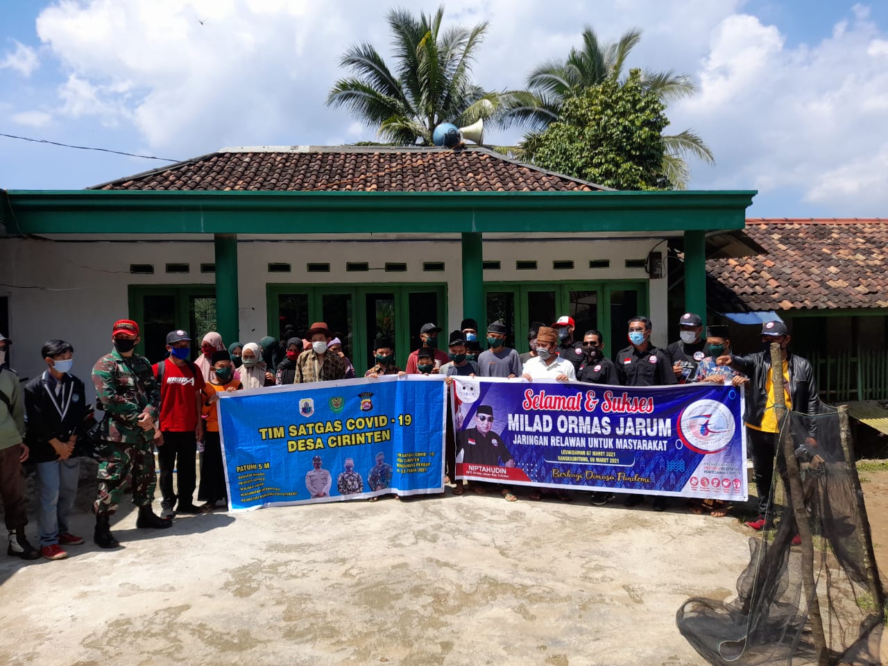 Memeriahkan Milad ke 7 Ormas Jarum Korcam Cirinten Bagikan Masker