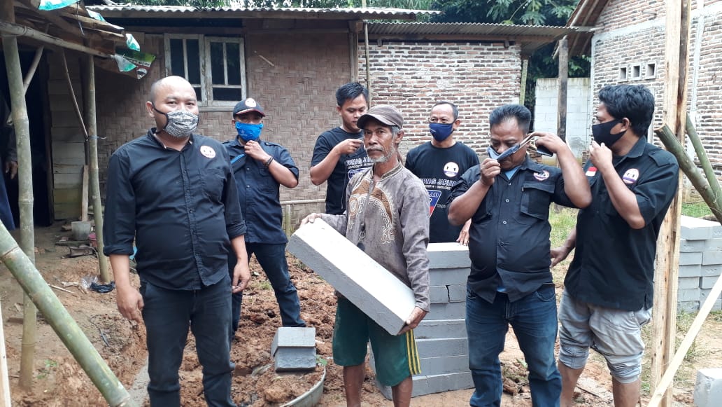 Rangkaian Milad ke-7, Ormas Jarum Rehab Rumah Warga di Pasarkeong Cibadak