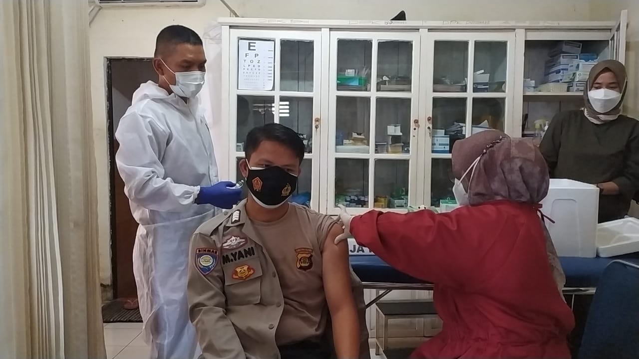343 Personil Polres Muara Enim Lakukan Vaksinasi Sinovac Bertahap