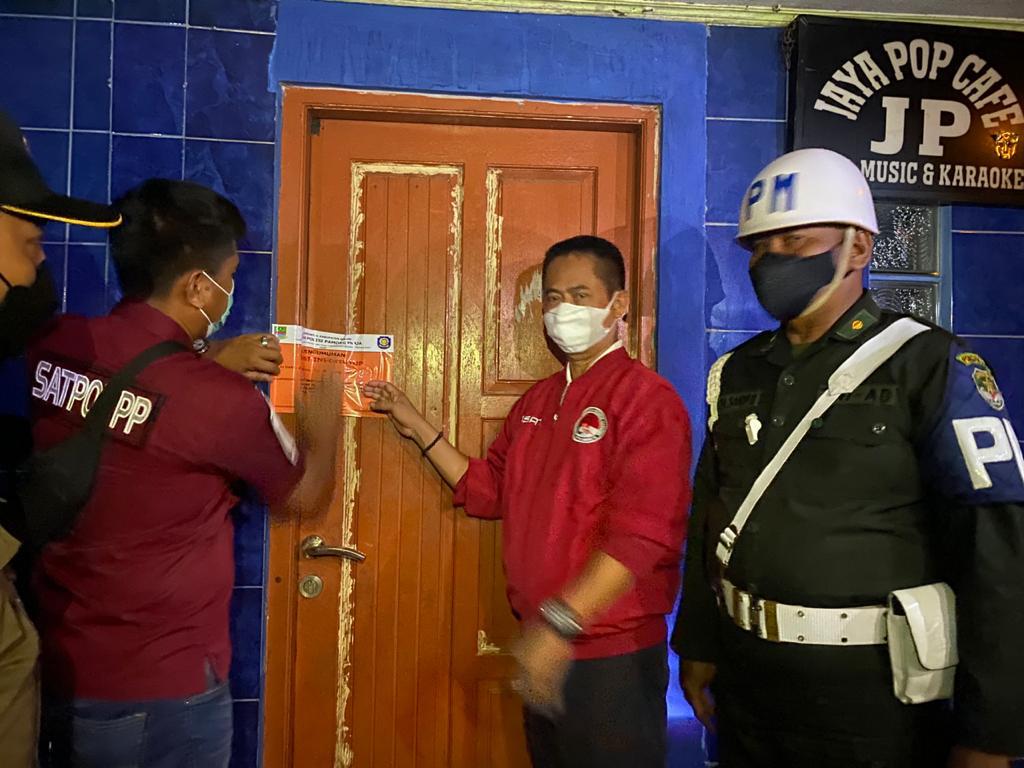 Nekat Beroperasi Tim Gabungan Segel Tempat Hiburan Tenda Biru Cibitung