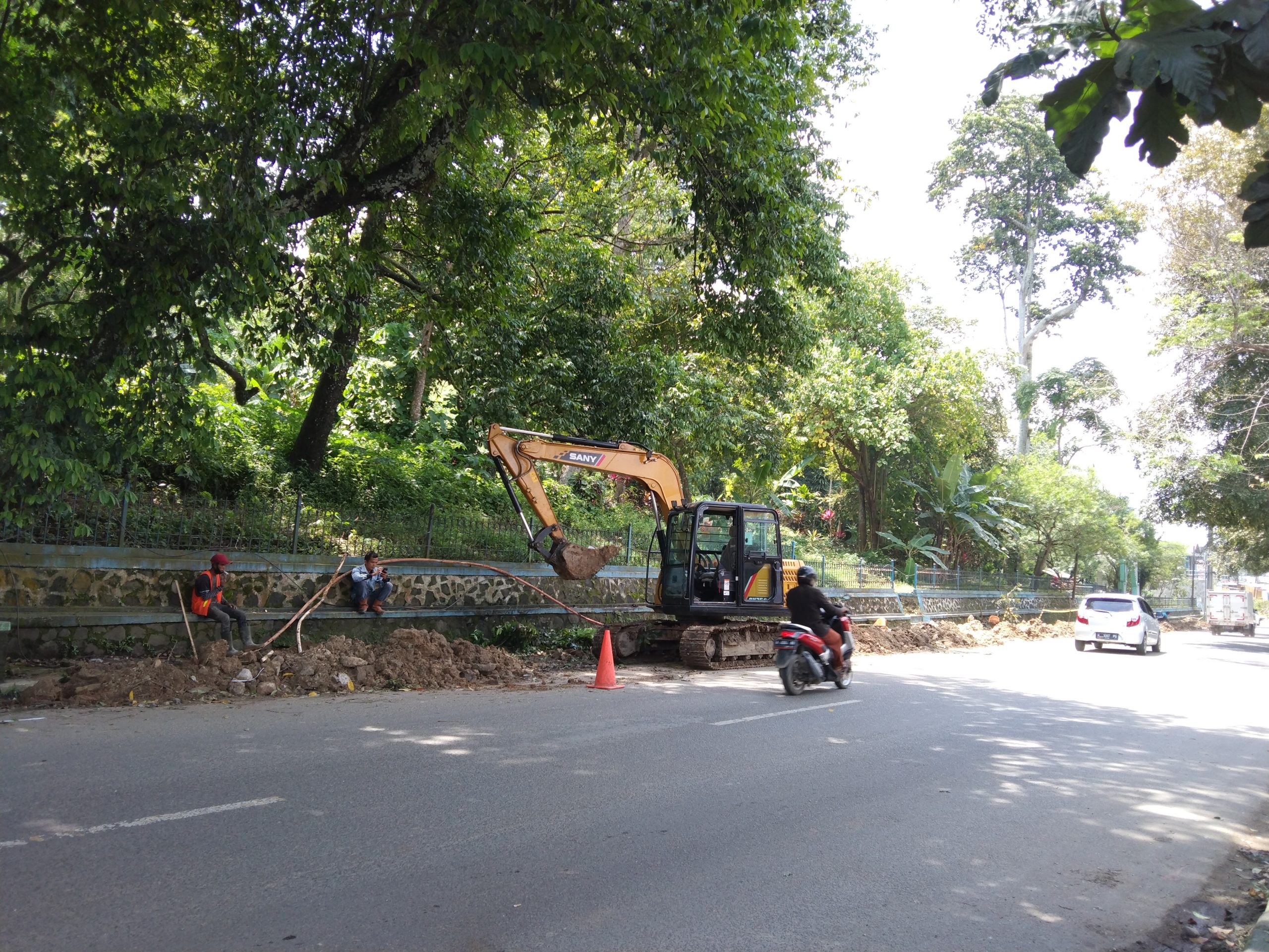 Tanpa Papan Proyek, Pemasangan U Ditch di Jalan Nasional Otista Cijoro Pasir Disoal