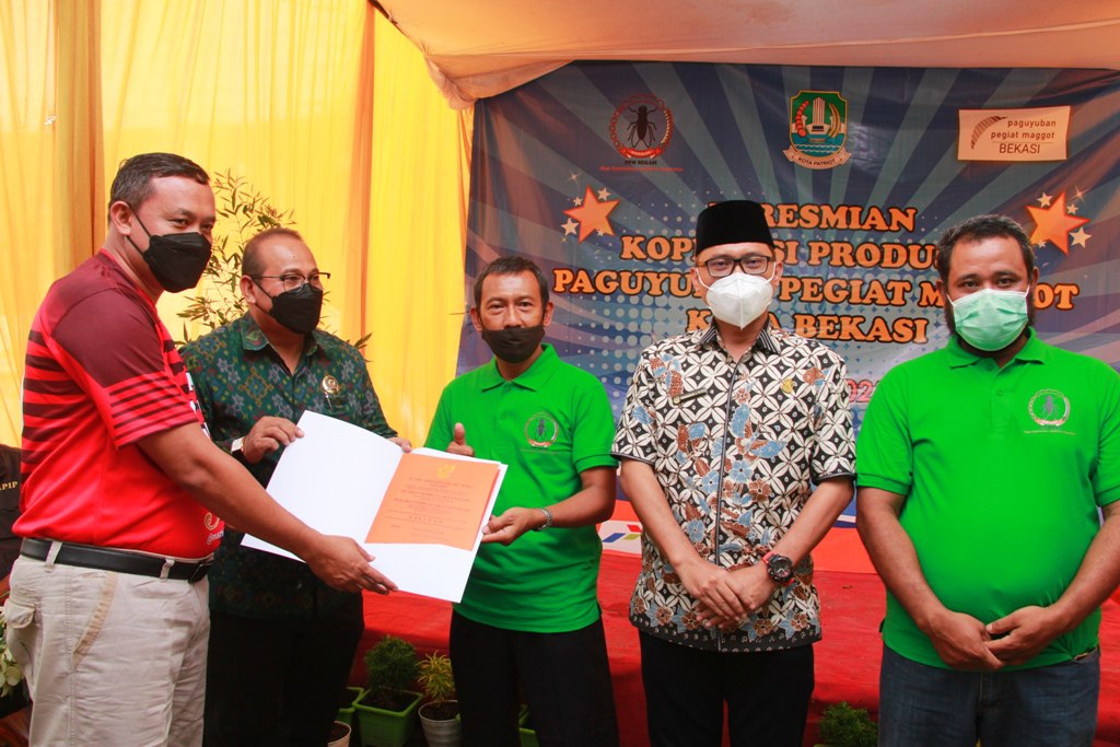 Wakil Wali Kota Bekasi Dr. Tri Adhianto Resmikan Koperasi Paguyuban Pegiat Maggot