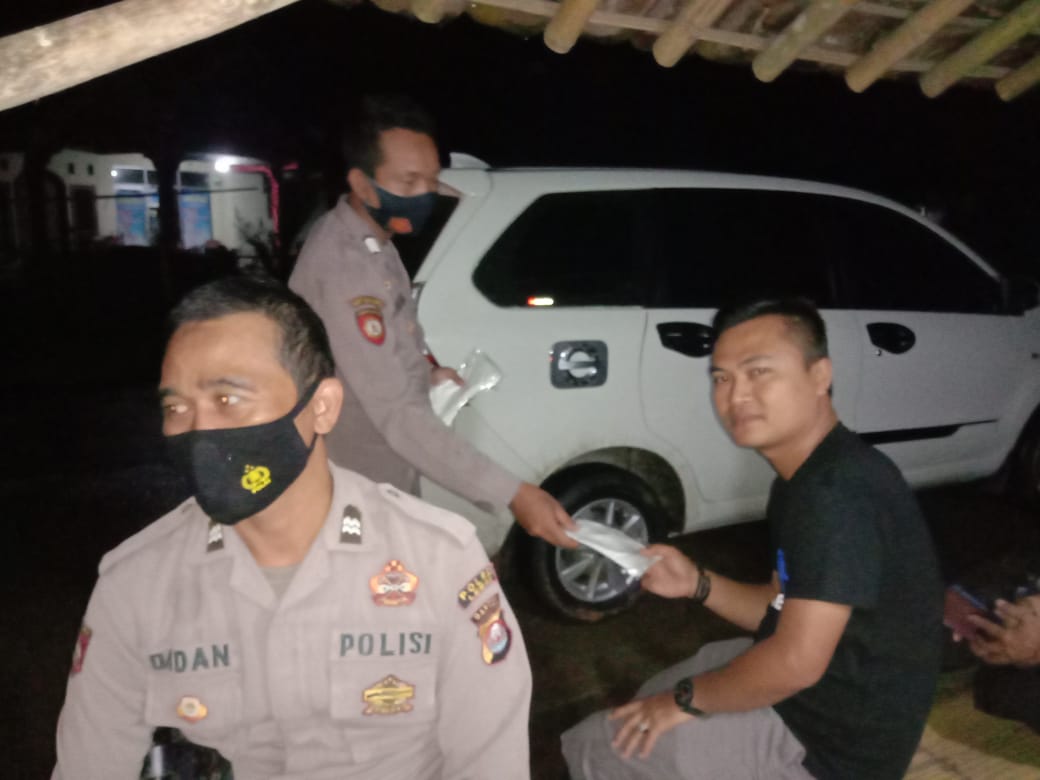 Kades Sumberwaras Didampingi Anggota Polsek Malingping Lakukan Pengamanan Wilayah