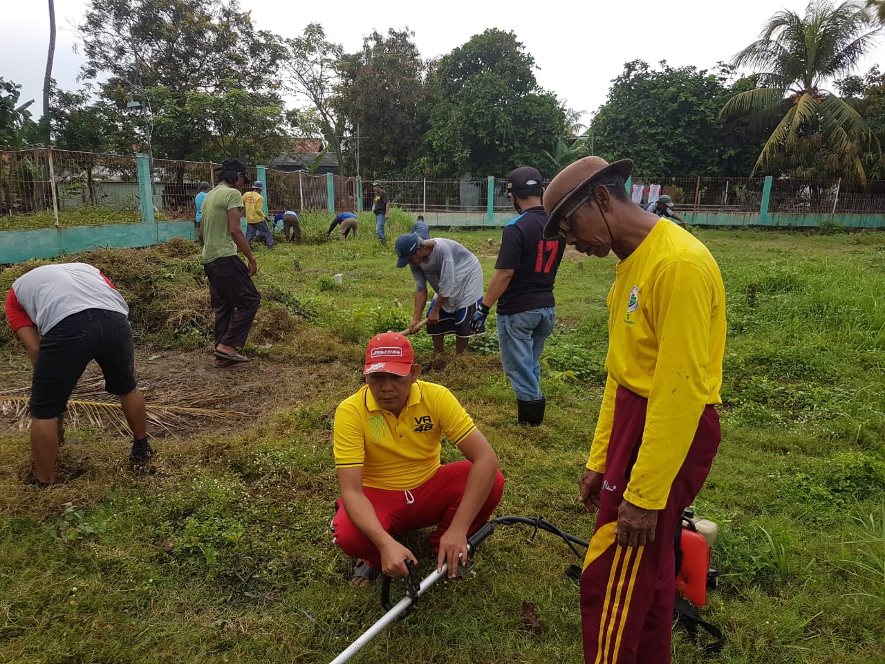 Jelang Ramadhan Pemdes  Sukadarma Kerja bakti bersihkan Makam