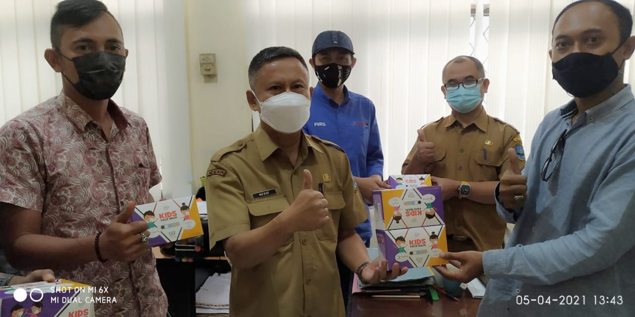 PWI Kabupaten Serang Salurkan Bantuan Ribuan Masker dari PT. Sol Med Dispo ke Disdikbud Kabupaten Serang